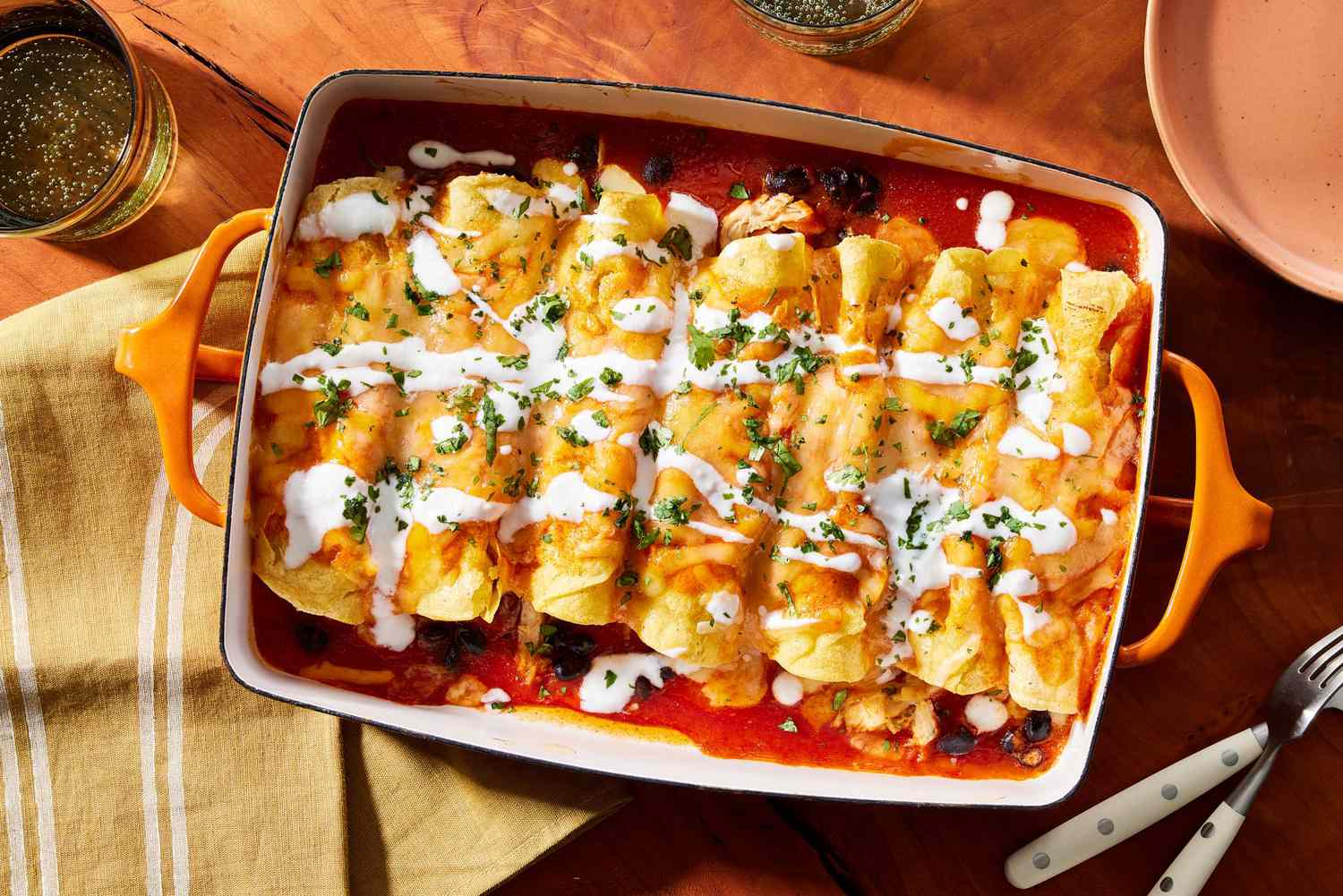 Enchiladas thường được ăn trực tiếp và dùng khi ấm