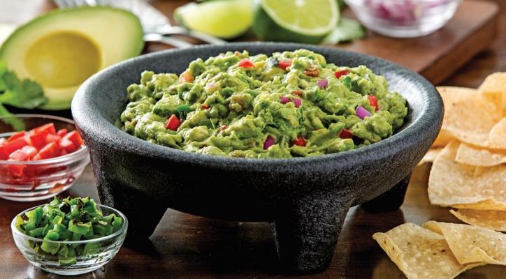 Guacamole được làm từ bơ, cà chua, hành, ớt và chanh