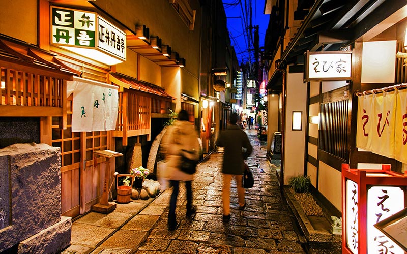 Hozenji Yokocho nơi tập trung nhiều cửa hàng ẩm thực truyền thống Osaka