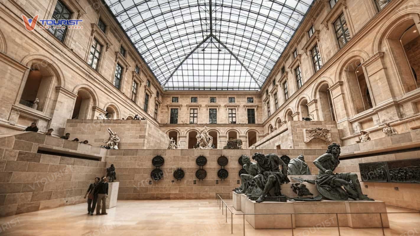 Bảo tàng Louvre còn lưu giữ một kho báu với hơn 1 triệu các tác phẩm nghệ thuật