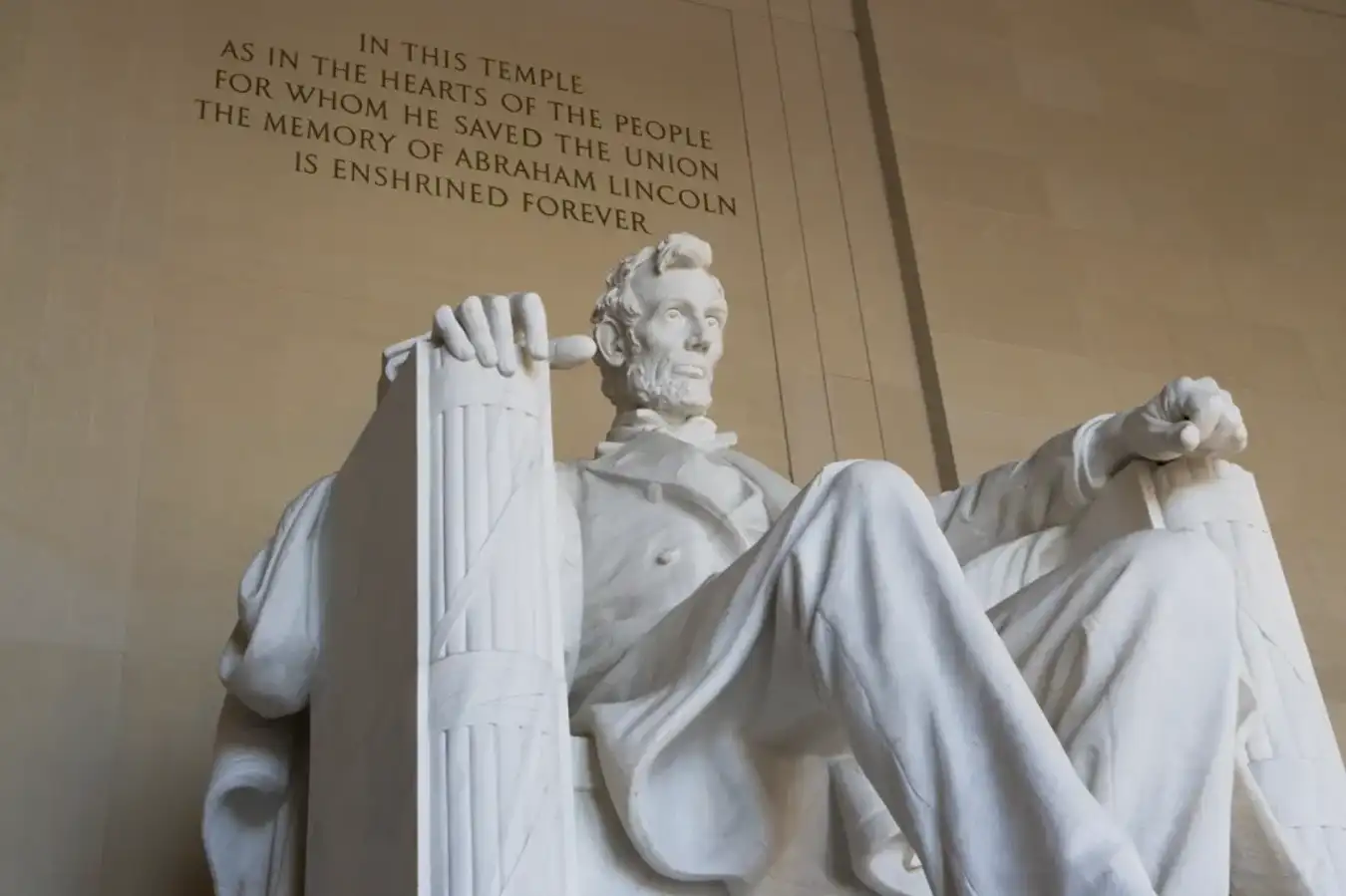 Bức tượng Abraham Lincoln trong đài tưởng niệm