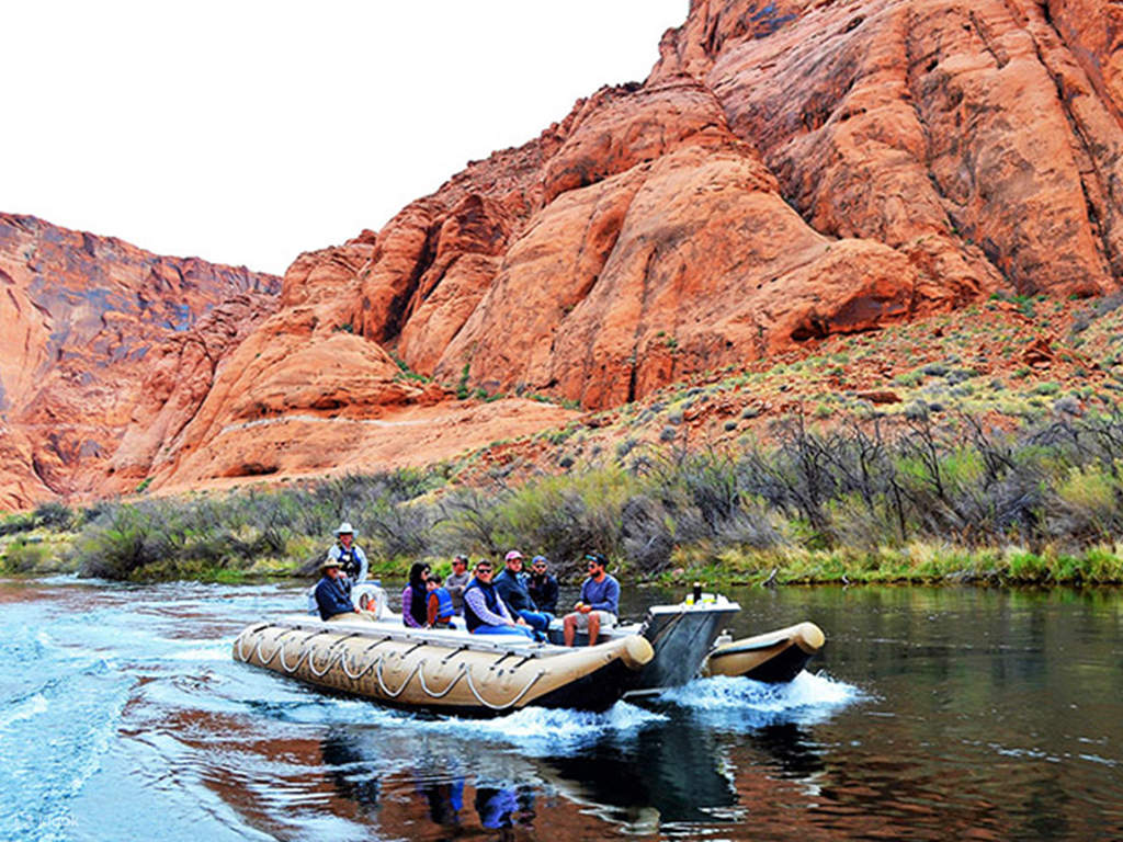 Đi bè trên sông Colorado ở Grand Canyon lúc mặt trời mọc