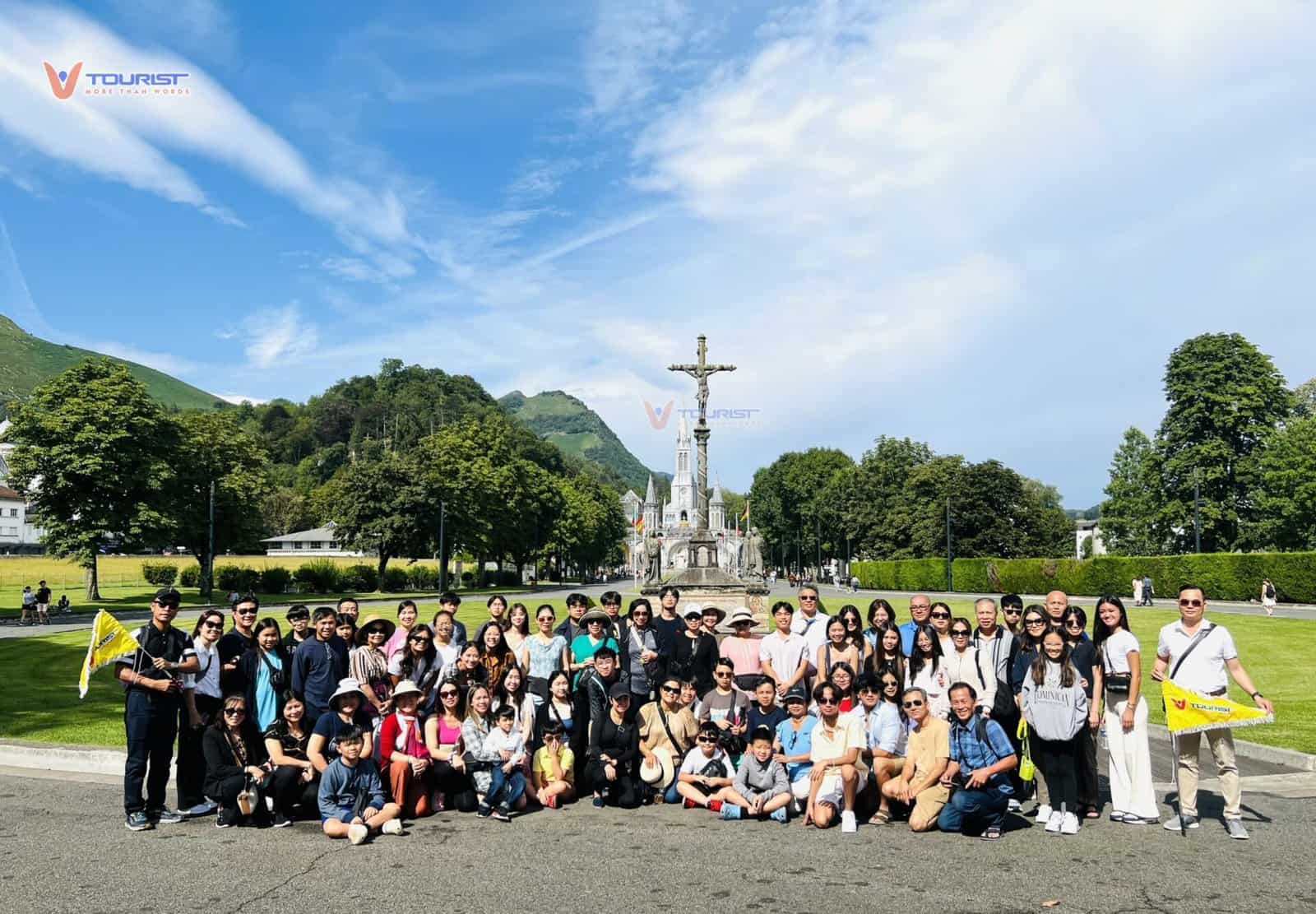 Đoàn khách VTourist chụp ảnh tại Vương cung Thánh Đường Đức Mẹ Vô Nhiễm Nguyên tội