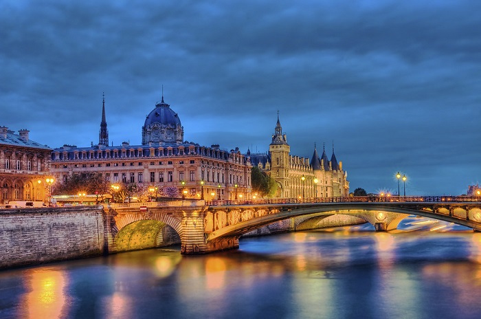 Sông Seine, tại thành phố Paris, Pháp, là một địa điểm lý tưởng để tìm hiểu về các hiệu sách