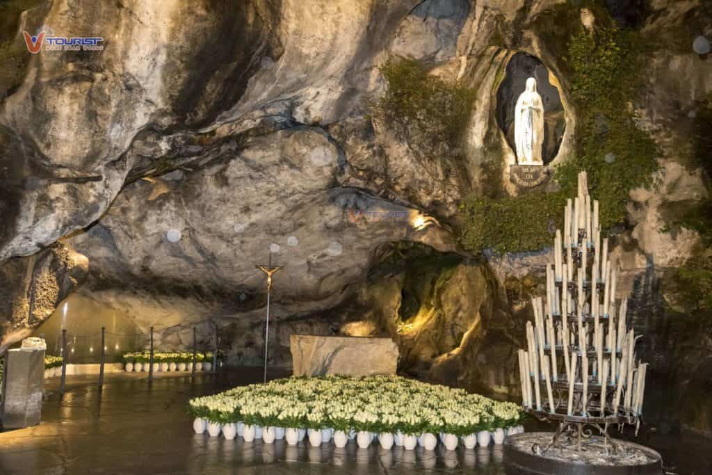 Hang đá Grotte de Massabielle nơi Đức Mẹ hiện ra