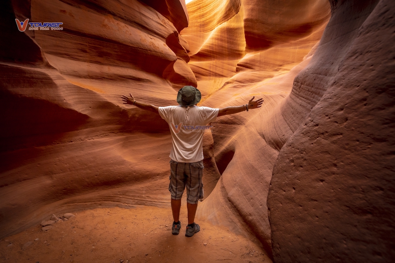 Antelope Canyon với lớp địa chất chủ yếu là sa thạch và đá vôi