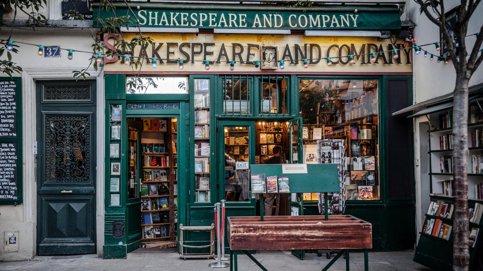 Tiệm sách Shakespeare and Company dọc sông Seine