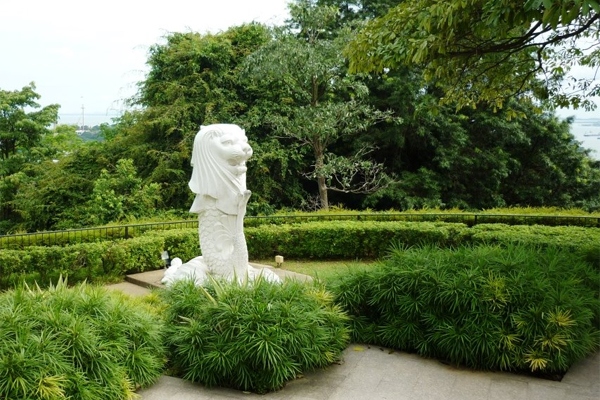 Tượng Merlion nằm trên đỉnh Faber