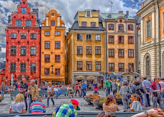 khu phố cổ Gamla Stan với những ngôi nhà màu đỏ và vàng