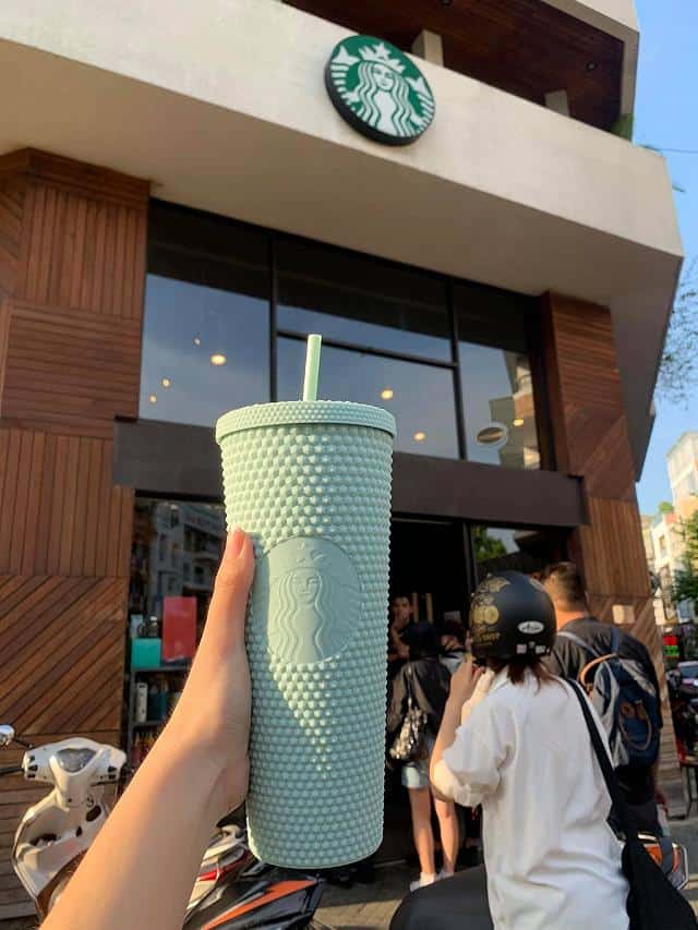 Chiếc ly phiên bản giới hạn của Starbucks - Nguồn: vietnambiz.vn