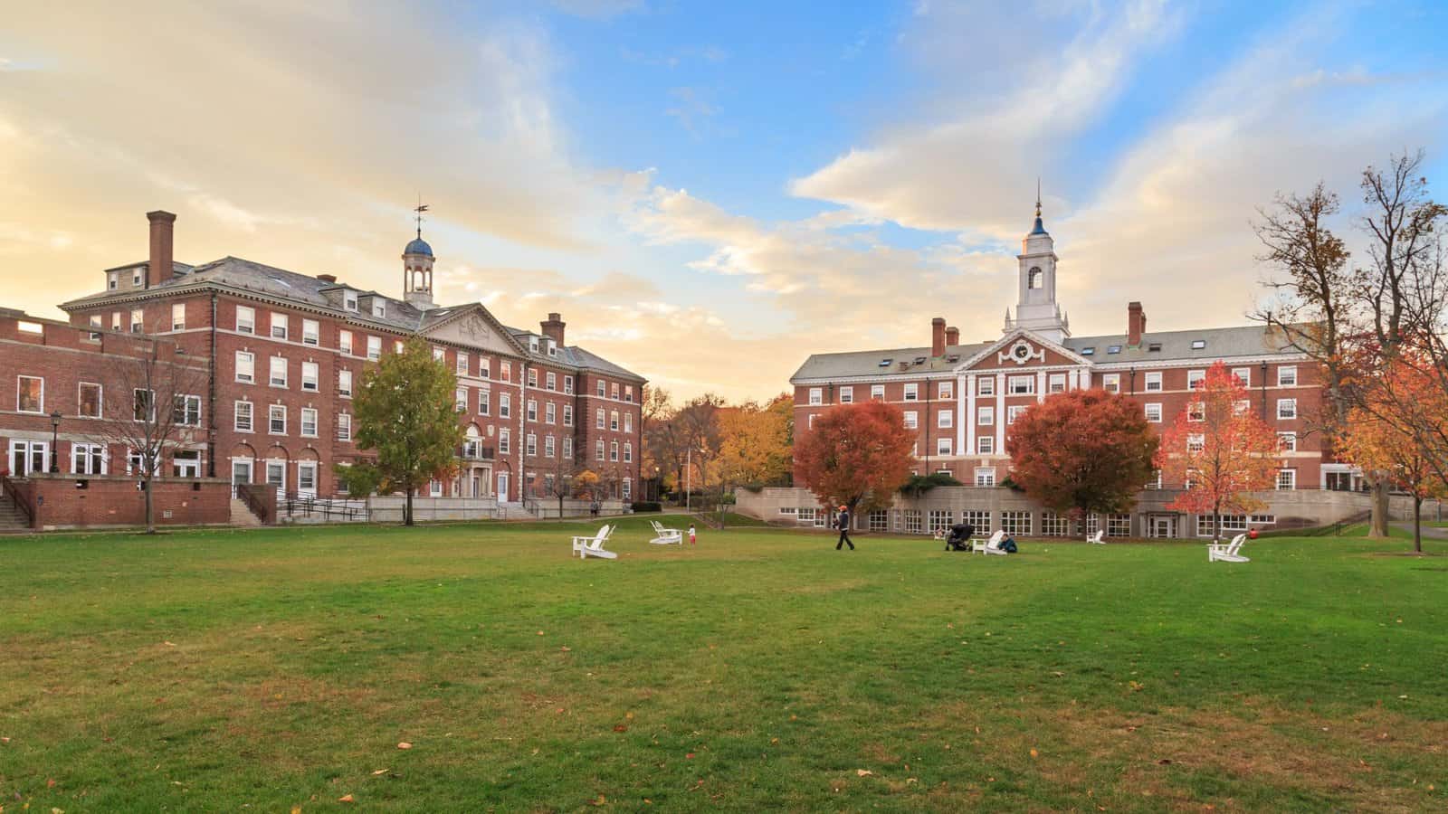 Khuôn viên Harvard ngập sắc đỏ vào mùa thu