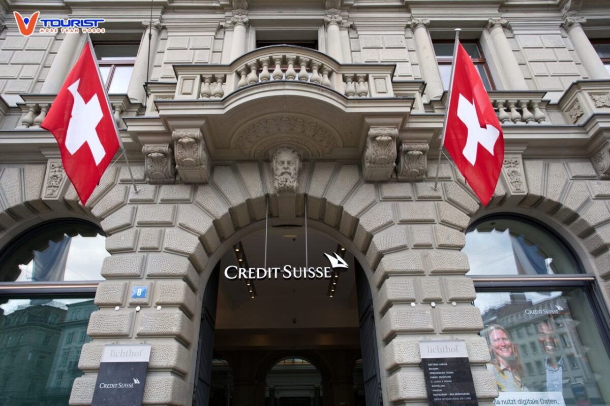 Lối vào tòa nhà ngân hàng Thụy Sĩ Credit Suisse tại Quảng trường Diễu hành ở Thành phố Zürich.