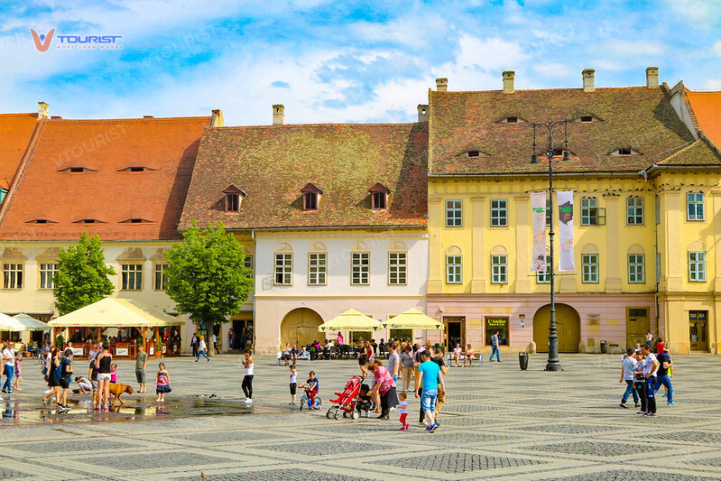 Thành phố Sibiu nổi tiếng với những ngôi nhà “có mắt” kỳ dị