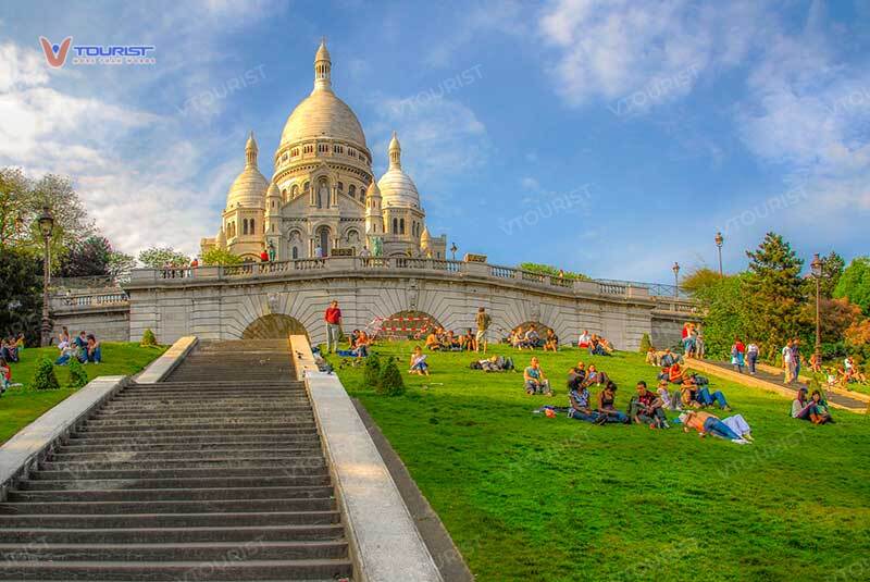 Nhà thờ Sacre Coeur trên đỉnh Montmartre