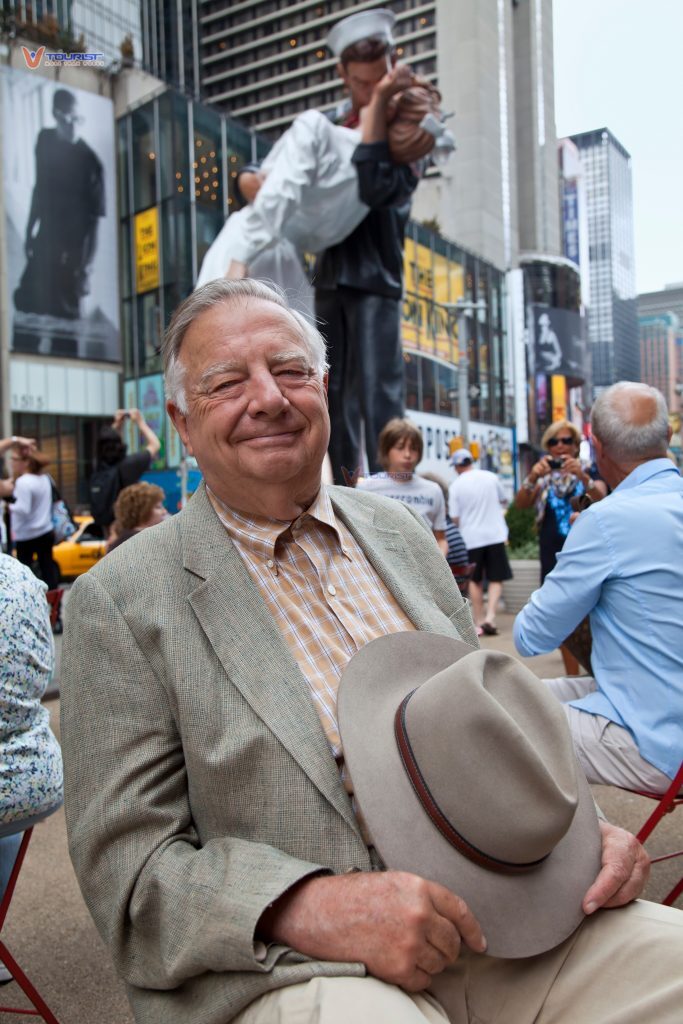 J.Seward Johnson là kiến trúc sư đã chế tác ra bức tượng Nụ hôn thuỷ thủ nổi tiếng