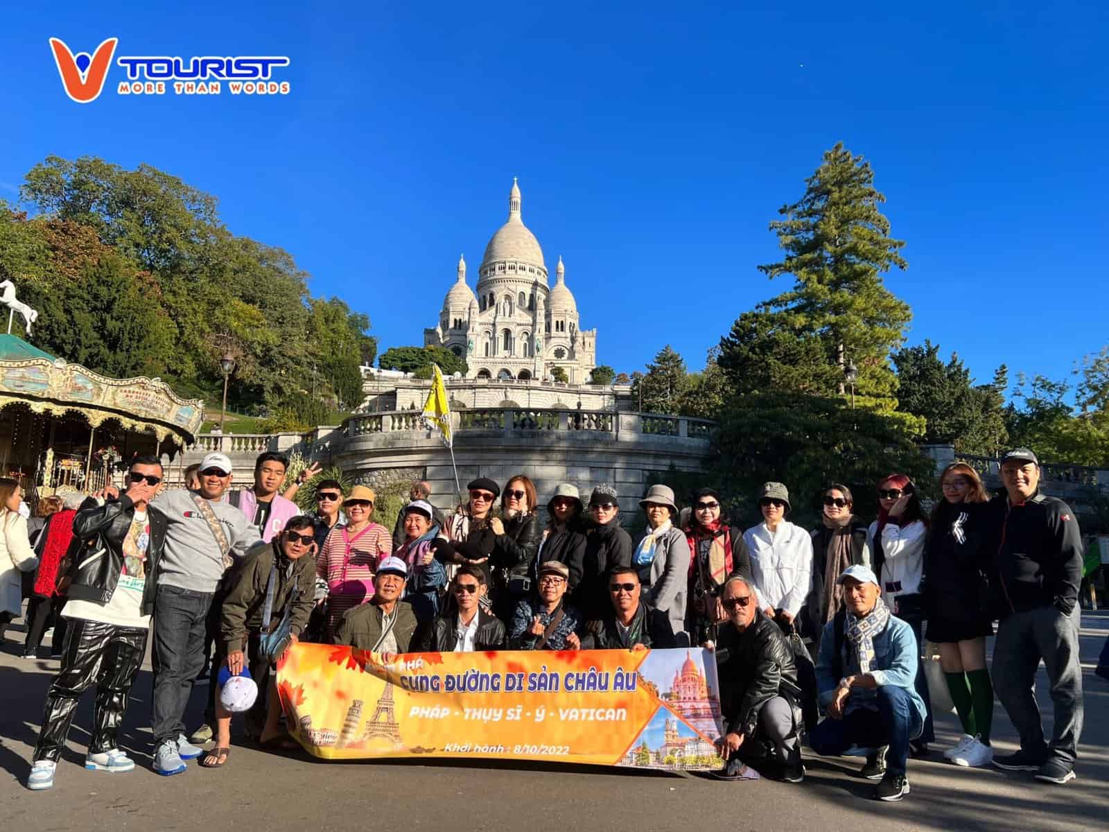 Đoàn khách VTourist ghé thăm Vương cung thánh đường Sacre Coeur