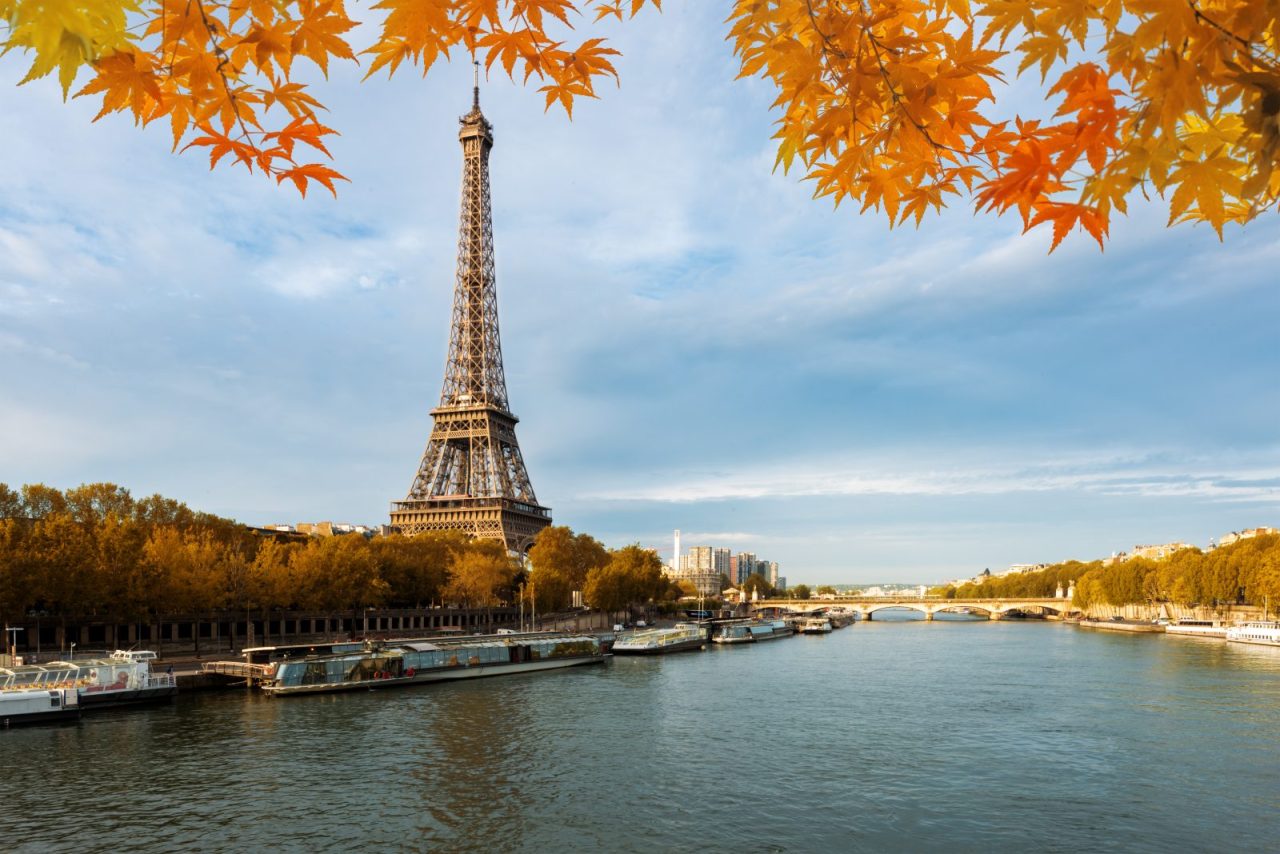 Tháp Eiffel bên bờ sông Seine