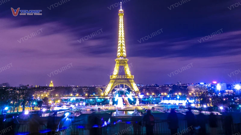 Tháp Eiffel rực sáng về đêm