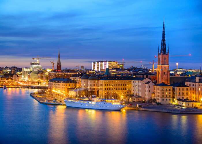 Ngắm nhìn Thành phố Stockholm về đêm từ hồ nước ngọt Malaren