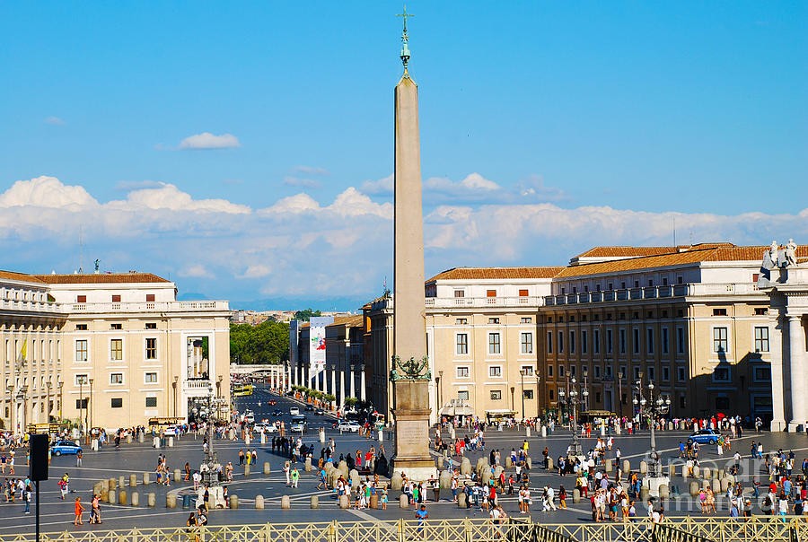 Trụ đá Obelisk tại Quảng trường Thánh Phêro