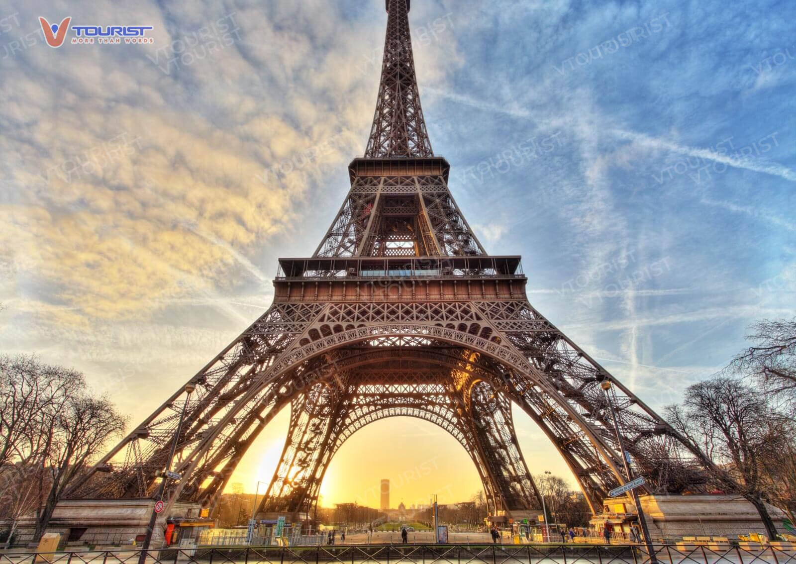 Kết cấu bằng sắt giúp tháp Eiffel truyền tín hiệu đi xa