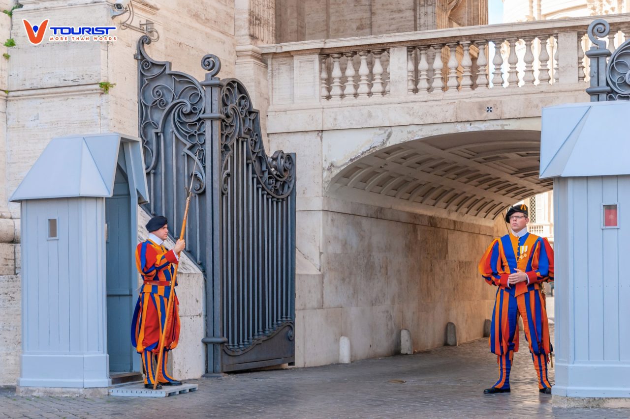 Vệ binh Thụy Sĩ đứng gác tại các cổng vào Vatican