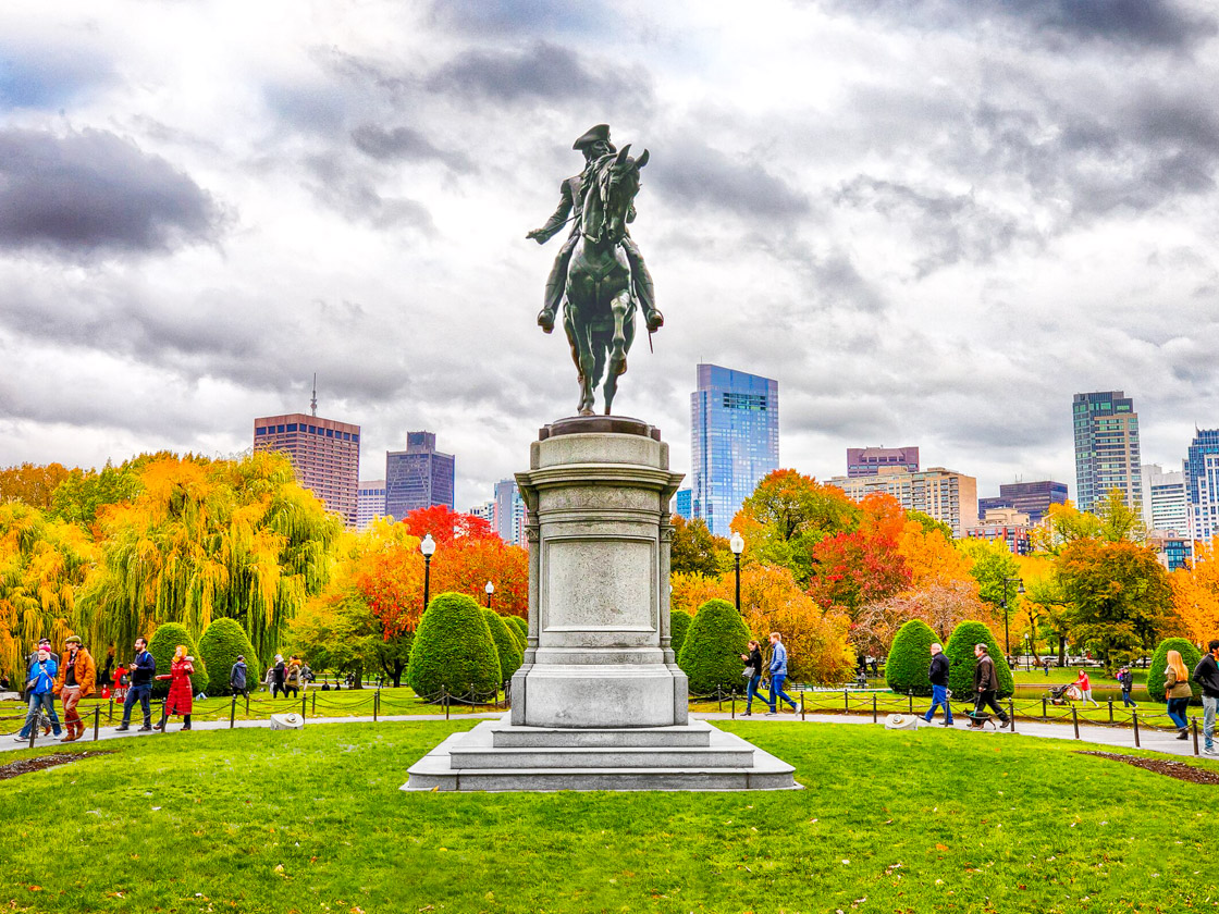 Đài tưởng niệm George Washington tại Vườn công cộng ở Boston, Massachusetts.