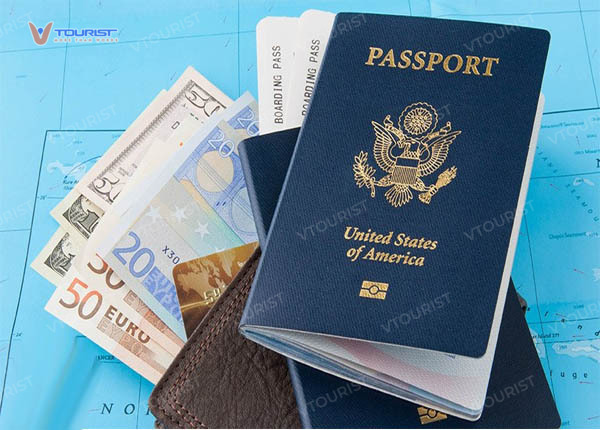 Đóng tiền lệ phí làm thủ tục phỏng vấn visa Mỹ