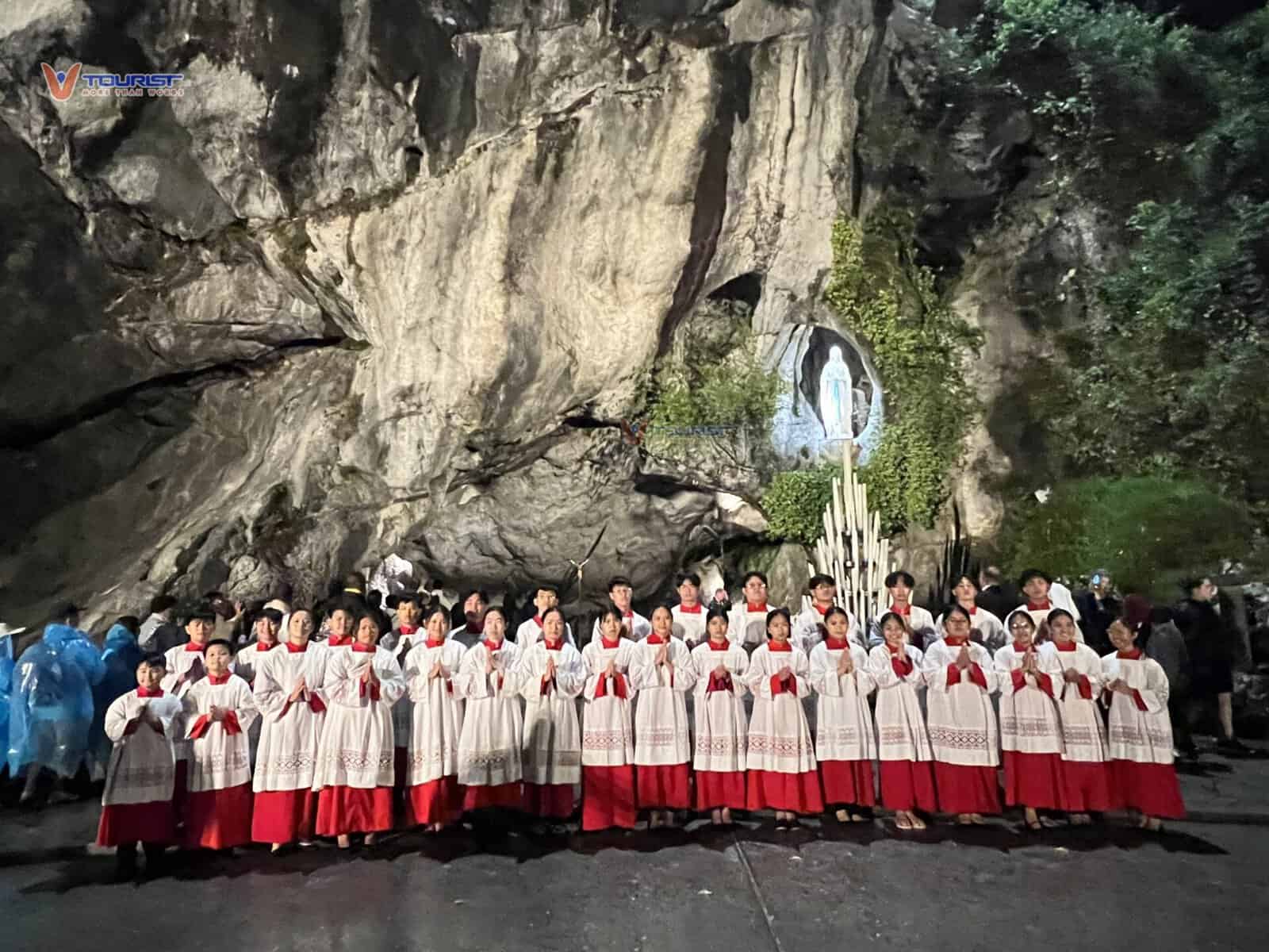 Đoàn VTourist làm lễ trong hang đá Grotte de Massabielle