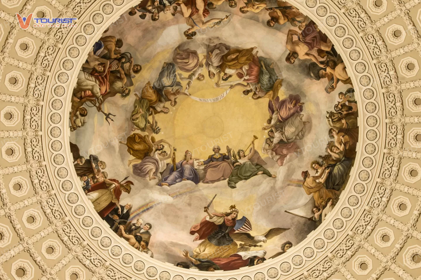 Bức họa “Apotheosis of Washington” do hoạ sĩ Constantino Brumidi sáng tạo được vẽ trên trần mái vòm