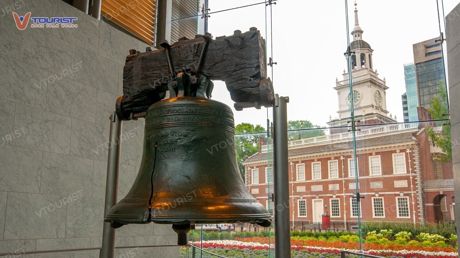 Chuông Tự Do được đặt đối diện với Tòa nhà Độc lập (Independence Hall) 