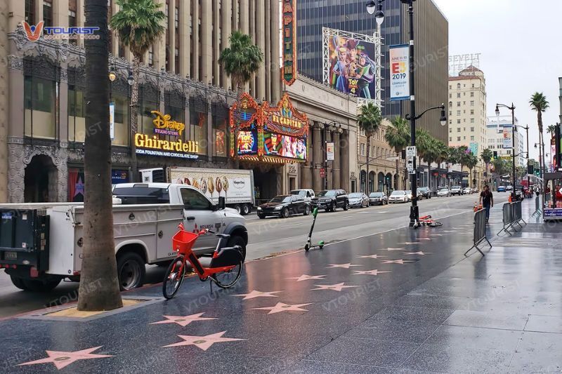 Đại lộ Danh vọng Hollywood kéo dài khoảng 2,1 km từ phố Gower đến đại lộ La Brea ở thành phố Los Angeles, California, Mỹ