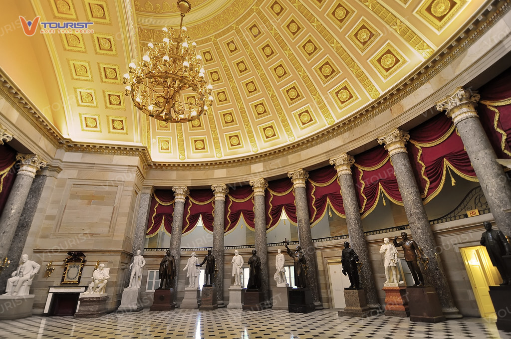 National Statuary Hall là nơi trưng bày Bộ Sưu Tập Điêu Khắc Quốc Gia với những bức tượng về các nhân vật lịch sử nổi tiếng của Hoa Kỳ