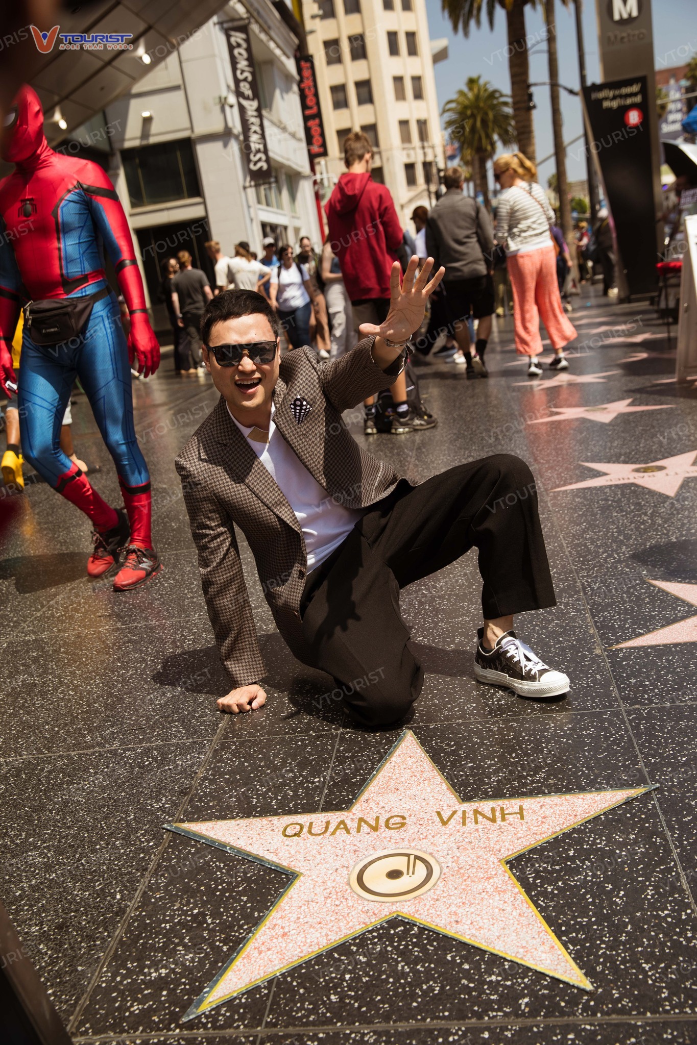 Ca sĩ Quang Vinh khám phá Đại lộ danh vọng Hollywood cùng VTourist