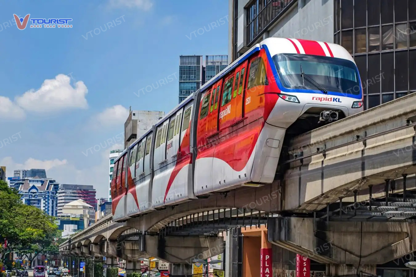 Tàu điện là một trong những phương tiện di chuyển hiện đại được du khách ưa thích khi đến Malaysia