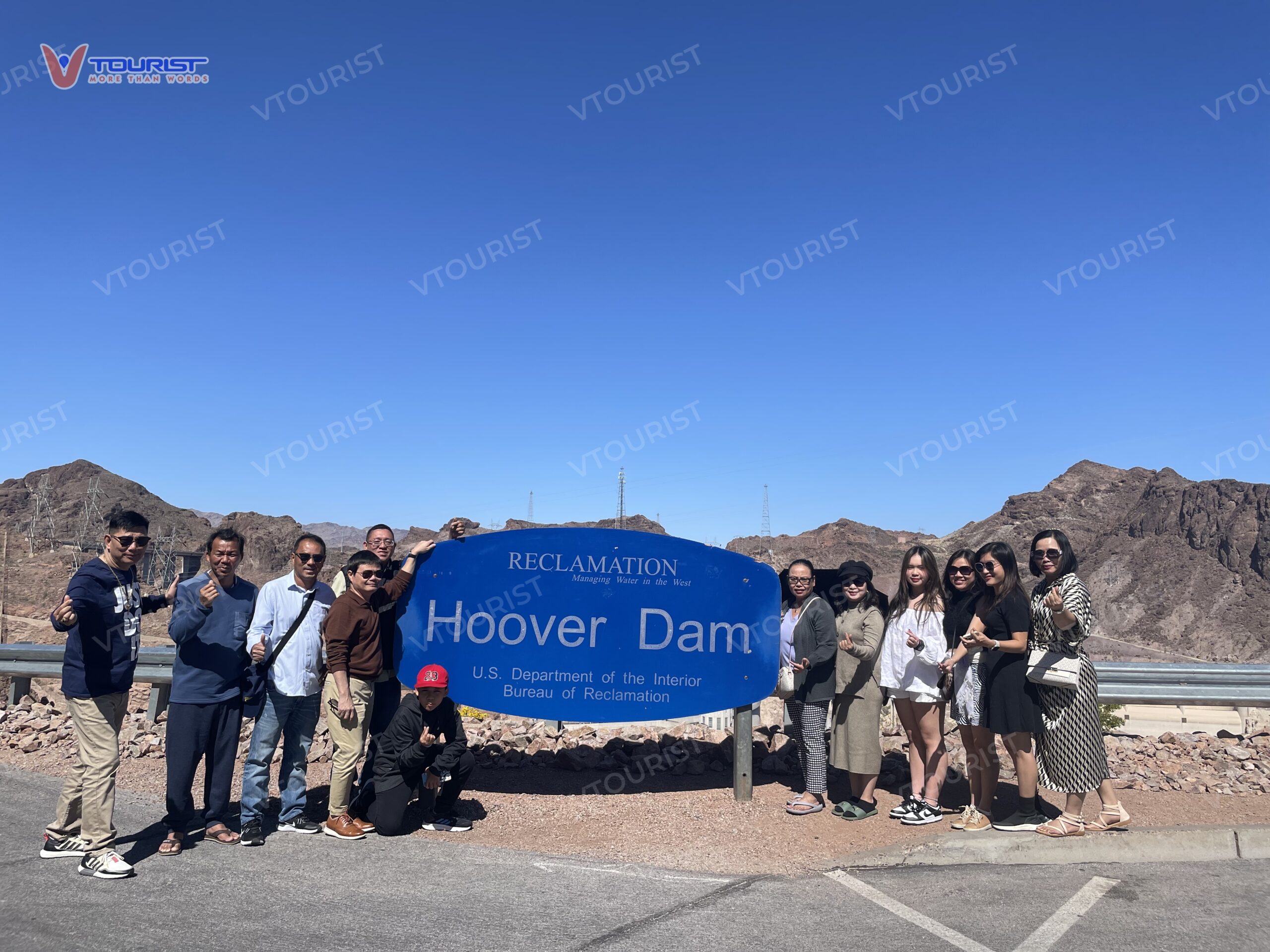 Đoàn khách du lịch VTourist check-in tại Hoover Dam