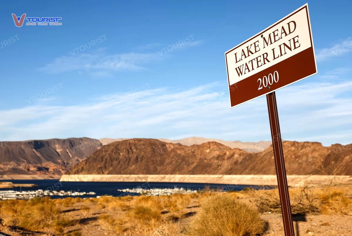 Bảng hiệu đánh dấu mực nước tại Lake Mead vào năm 2000