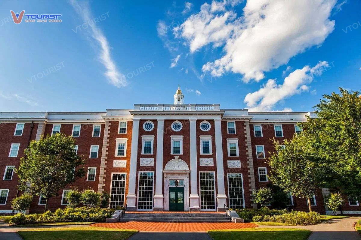 Năm 1639 ngôi trường đổi tên thành “Harvard University” nhằm vinh danh một nhà hảo tâm có tên là John Harvard