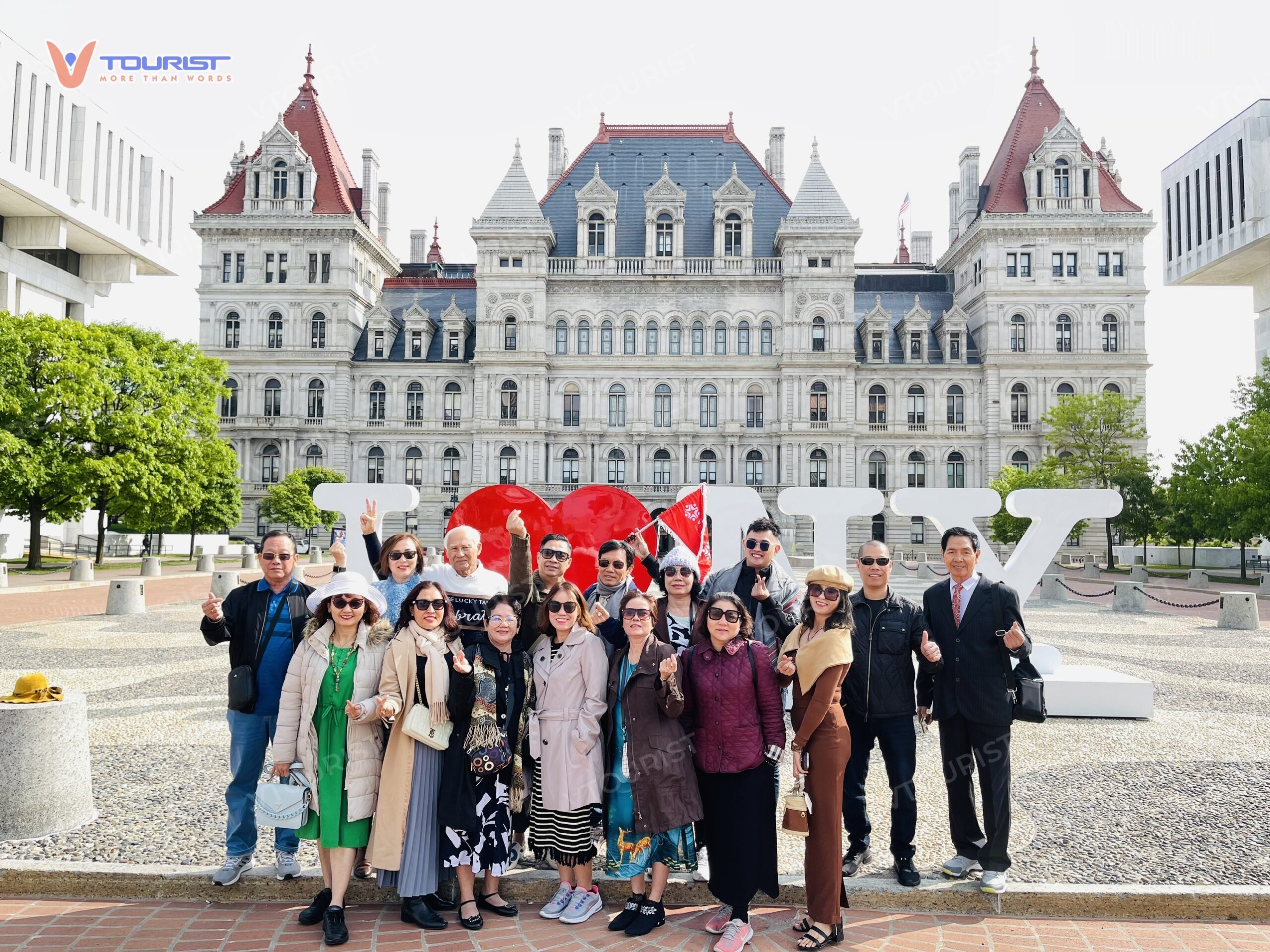 Đoàn khách VTourist check-in tại Tòa nhà Quốc hội bang New York