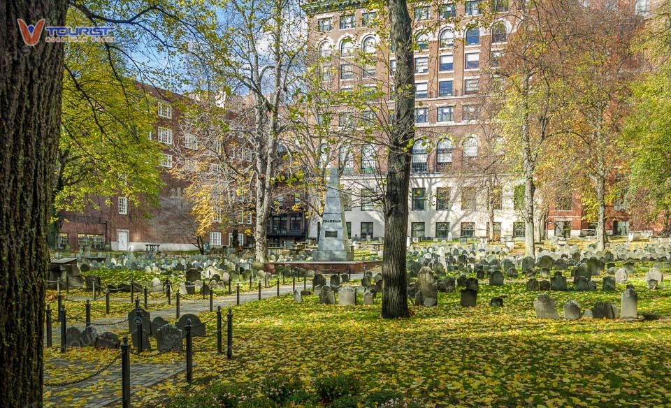 Granary Burying Ground được biết đến là nghĩa trang cổ nhất của Boston