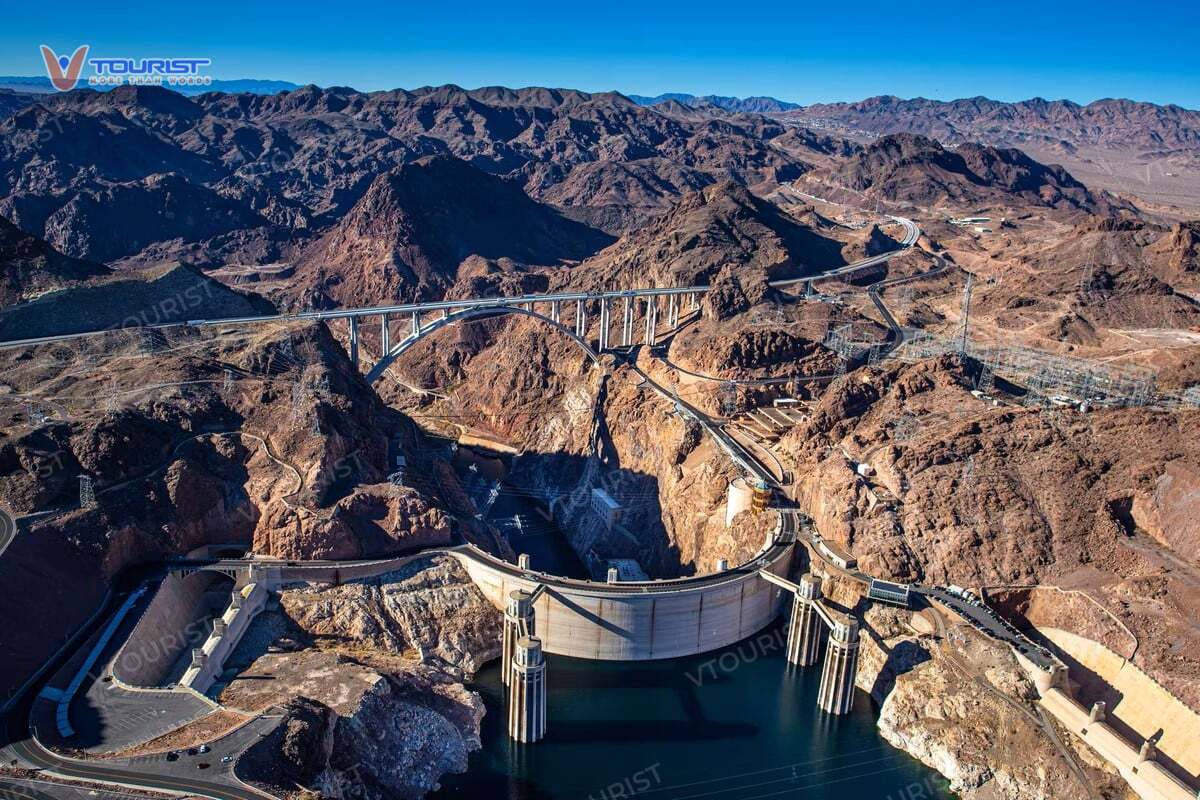 Nguồn nước chủ yếu của hồ đến từ quá trình băng tan ở Colorado, Wyoming và các núi Rocky ở Utah