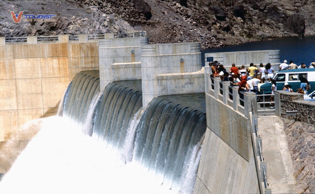 Du khách chiêm ngưỡng khung cảnh xả nước ở Hoover Dam