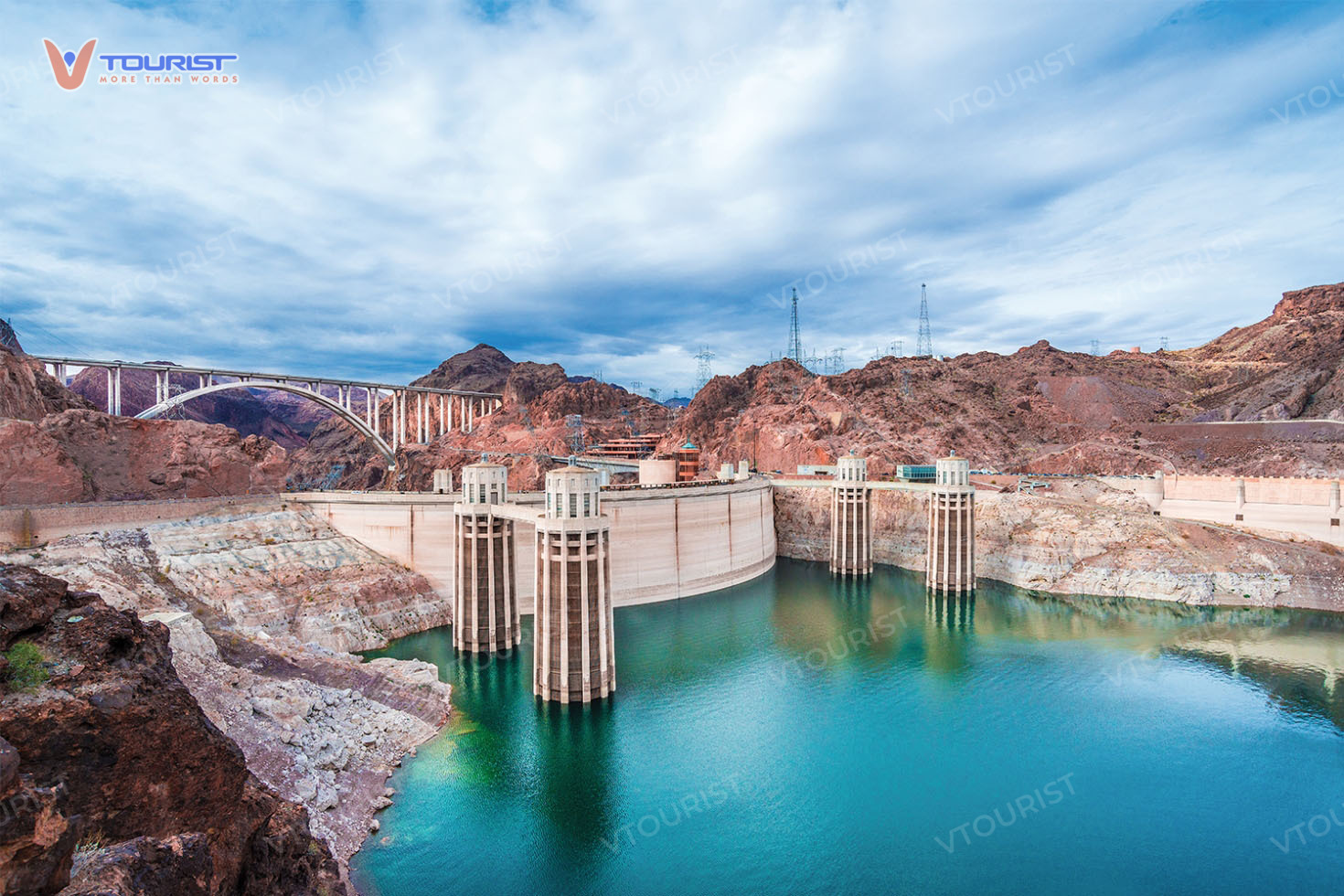 Hoover Dam toạ lạc trên đường biên giới giữa hai bang Nevada và Arizona