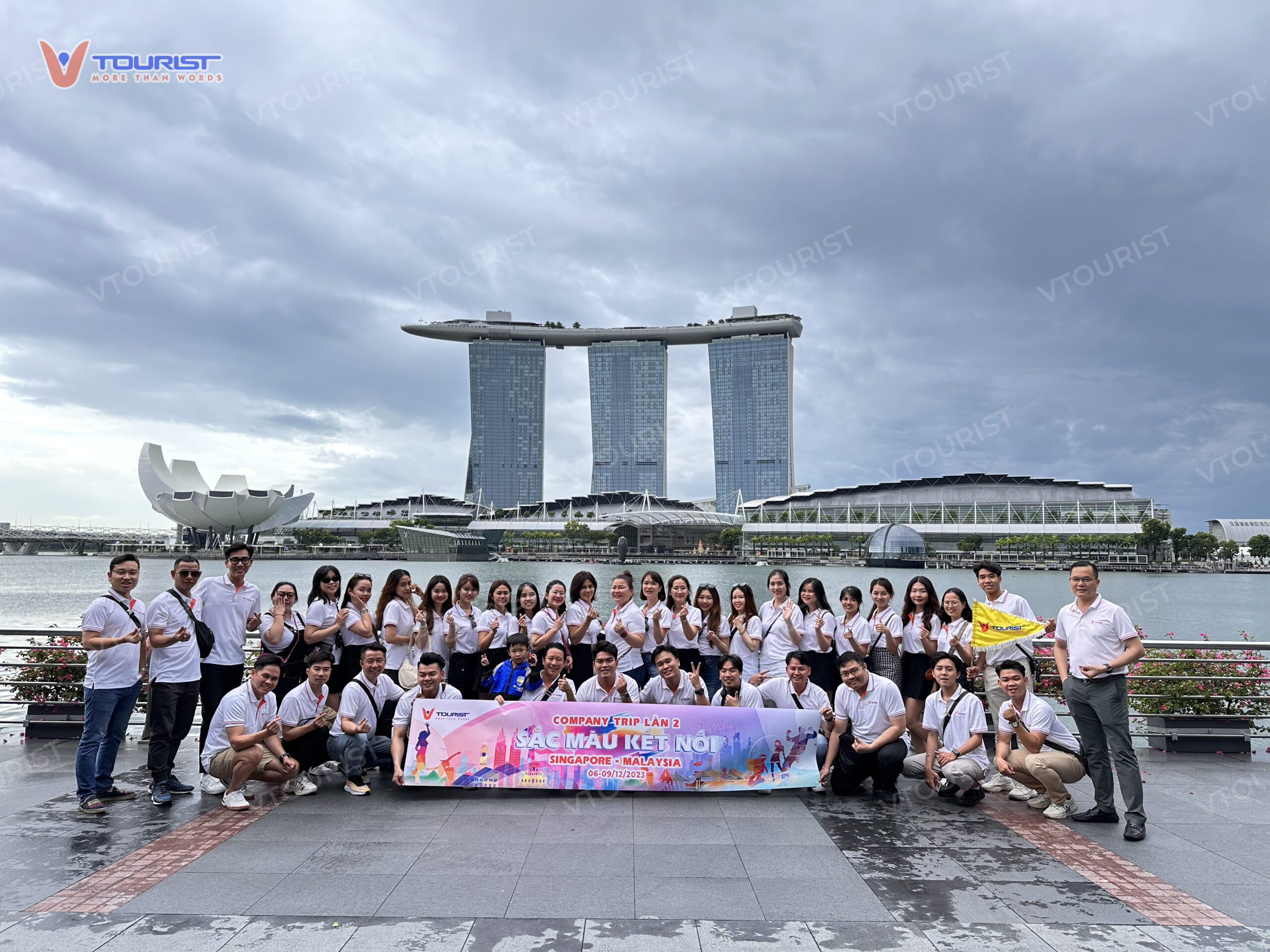 Đoàn VTourist check-in cùng biểu tượng Marina Bay Sands nổi tiếng của Singapore