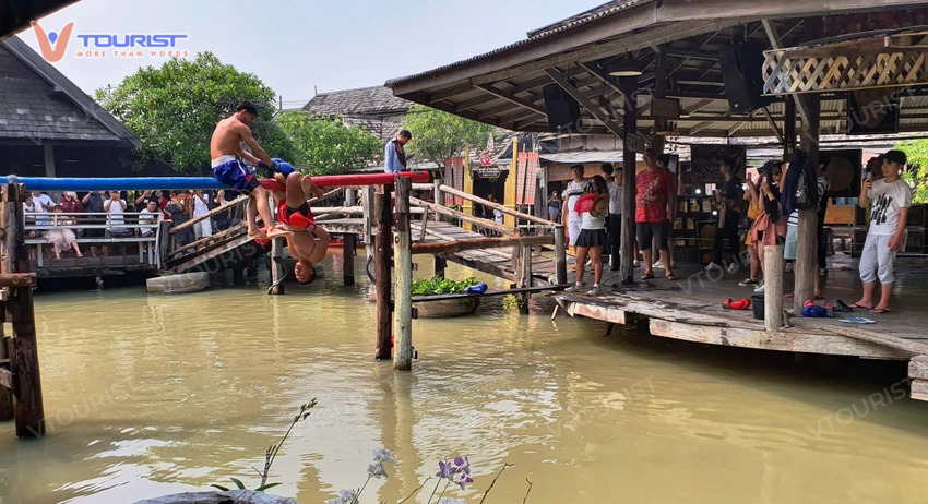 Nhiều hoạt động, trò chơi truyền thống liên tục được tổ chức bên trong khu chợ