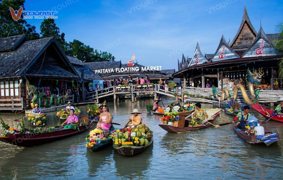 Chợ mang đặc trưng của miền sông nước Thái Lan với những chiếc ghe chở đầy hàng hóa bạn dọc theo bờ sông