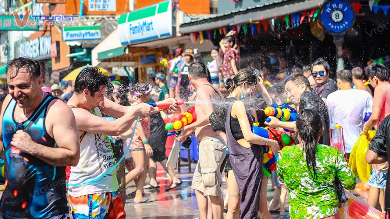 Lễ hội té nước Songkran là một nét văn hoá đặc trưng của Thái Lan