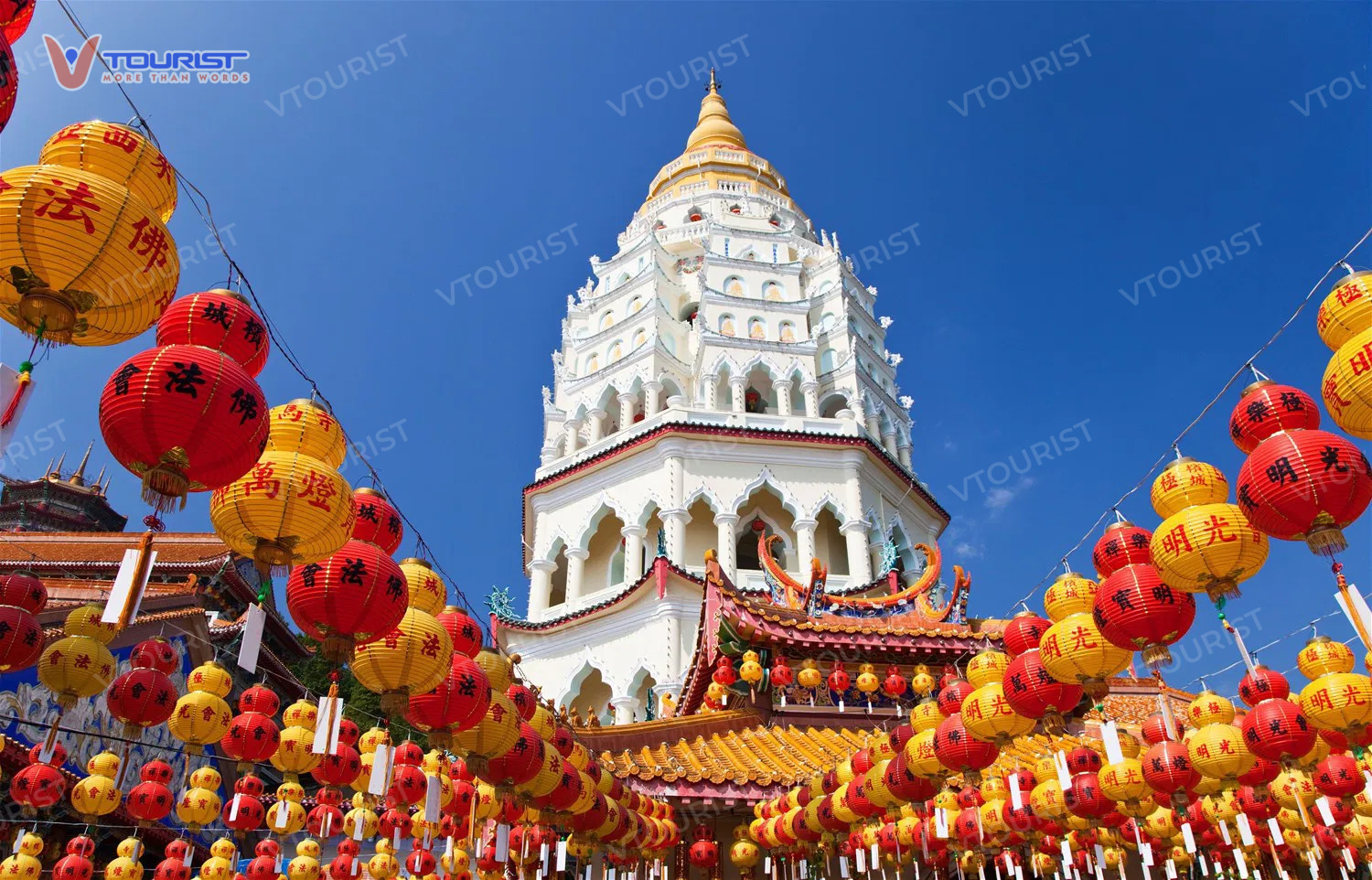 Dịp Tết Nguyên Đán chùa được trang hoàng rực rỡ với hàng ngàn chiếc đèn lồng đủ màu sắc