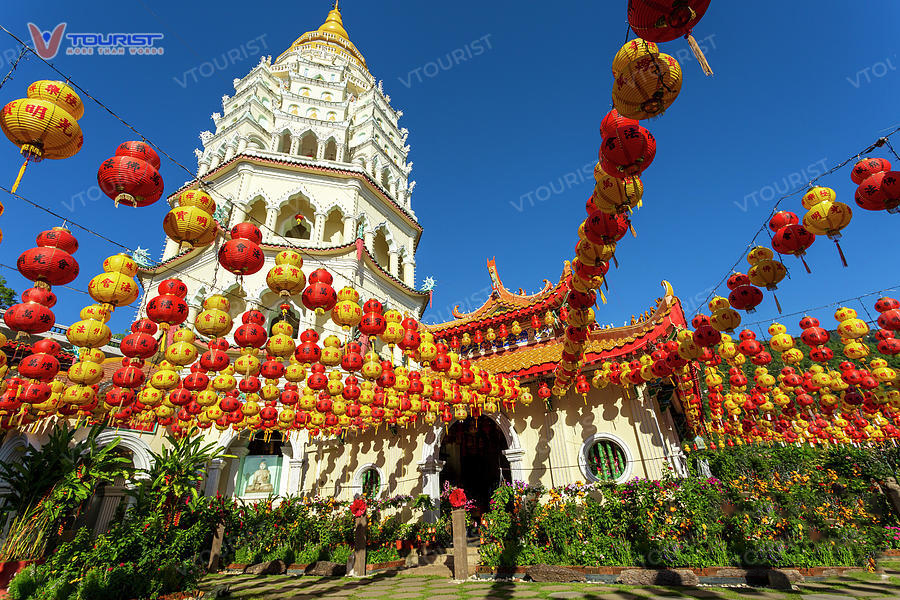 Tháp Vạn Phật với phong cách kiến trúc kết hợp giữa rung Quốc, Thái Lan và Myanmar