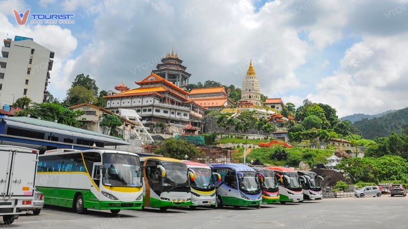 Giao thông tại Penang khá phát triển với nhiều phương tiện công cộng dễ dàng đưa du khách đến Kek Lok Si